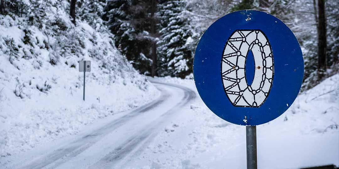 Guidare su strade ghiacciate: consigli per l'inverno